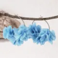 Blaue Stoffblumen Creolen für Damen, süße florale Legierung große Kreis Ohrringe Schmuck. - Hellblau