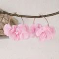 Rosa Stoffblumen Creolen, süße Legierung große runde Ohrringe für Damen und Mädchen. - Hellrosa