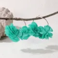 Chic Stoff Blume Creolen in türkis Farbe, elegante Legierung Blumen Schmuck für Frauen. - Cyan