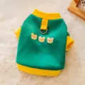 Schöner warmer Haustierpullover mit Bärenmuster und Leinenring für Hunde und Katzen. - S (1,5-2,5 kg) / Drei kleine Bären Sweatshirt / Grün