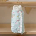 Ropa acolchada azul claro para gatos con bonito estampado de fresa y cuello con volantes. - XS / Azul Bondi
