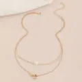 Nahaufnahme einer zweilagigen Goldkette mit Perle und einem Buchstaben C Anhänger. - Buchstabe C Stil (NZ2456-C) / Gold
