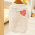Weisse flauschige Hundewinterkleidung mit rotem Karoherz Patch und Leinenring kuschelig warm. - M (Empfohlenes Gewicht 2,5-4 kg) / Rot und weiß karierte Herz-Aufnäher Fleece-Kleidung / Weiß