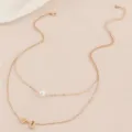 Nahaufnahme Detail der doppelreihigen Goldkette mit Perle und Buchstabe Q Herz Anhänger. - Buchstabe Q Stil (NZ2456-Q) / Gold