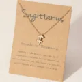Goldene Schütze Sternzeichen Halskette auf Kraftpapier Karte, eleganter Schmuck. - Schütze