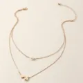 Detailaufnahme einer doppelten Goldkette mit Perle und Buchstaben W Anhaenger fuer Damen. - Buchstabe W Stil (NZ2456-W) / Gold