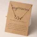 Schuetze Sternzeichen Halskette mit Strahlenden Zirkon Steinen auf Brauner Karte - Schütze / Gold