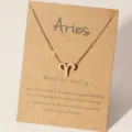 Goldene Widder Sternzeichen Halskette auf brauner Karte, astrologischer Anhänger Damenschmuck. - Widder
