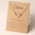 Libra Sternbild Halskette mit funkelnden Strasssteinen auf brauner Karte filigrane Kette - Waage / Gold