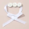 Elegante flor de muñeca con cinta blanca para damas de honor de boda, dulce accesorio de diseño floral. - Estilo Triple Flor (BZ1632) / Blanco