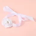 Detalle de pulsera de flor de camelia blanca con delicados pétalos de tela y cinta raso. - Estilo Camelia (BZ1633) / Blanco