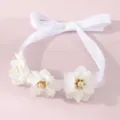 Witte lint pols bloem detail, elegante bloemen armband voor huwelijk bruidsmeisje accessoire. - Kroonbloem Stijl (BZ1634) / Wit