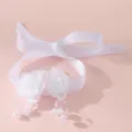 Flor de muñeca de cinta blanca con rosas y perlas, elegante accesorio de boda de damas. - Estilo Perla Rosa (BZ1631) / Blanco