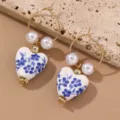 Nahaufnahme Detail der blau-weißen Porzellan-Ohrringe mit Perlen und filigranen Goldreifen. - Herz Perlen Anhänger Stil / Blau-Weißes Muster-Großer Herzanhänger (EZ5252lanbai-2)