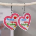 Boucles d'oreilles pendantes coeur en resine motif enseignant pour ecole cadeau. - Cœur Teach Love Inspire (EZ5541-B)