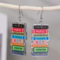 Boucles d'oreilles pendantes livre empilé pour école, bijoux fantaisie résine femme. - Livres de Matières Empilés (EZ5541-G)