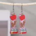 Gros plan détail enseignant rentrée résine pomme crayon livre paillettes boucles d'oreilles. - Mélange Crayon Rose et Livre (EZ5541-H)