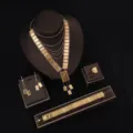 Goldfarbenes mehrlagiges Halsketten Ohrringe Armband Ring Schmuck Set retro Blumen Design - Rechteckiger gravierter Rosenstil (SZ0926) / Gold