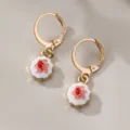 Jolie boucle d'oreille créole gâteau émaillé en or avec détails rose et blanc. - Desserts