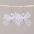 Schöne weiße Spitzen-Schleife Ohrringe mit Perle und Herzanhänger für Sommer Damen. - Weiß (EZ5585)