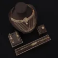 Goldfarbenes filigranes Schmuckset mit Halskette, Ohrringen, Armband sowie passendem Ring. - Hohler geometrischer Stil (SZ0919) / Gold