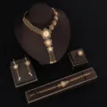 Elegantes Schmuckset in Gold mit filigranen Blumen für Damen, Halskette, Ohrringe und Ring. - Hohler Blumenstil (SZ0922) / Gold