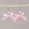 Nahaufnahme von rosa Schleife und Perlen Herz Ohrringen, eleganter Modeschmuck. - Rosa (EZ5587)
