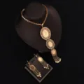 Goldfarbenes ausgeschnittenes Metall Statement Halskette Ohrringe Set fuer Damen Mode Schmuck - Reliefblumen-Quastenstil (SZ0925) / Gold