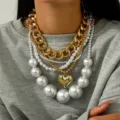 Ausgefallene mehrlagige Statement-Halskette mit goldener Grobkette, Perlen und Herzanhänger. - Schwere Kette Perle Herz Stil (NZ3237-2)