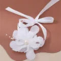 Elegante pulsera de flores de tela blanca con perla y cinta para bodas y damas de honor. - Estilo BZ1892 (BZ1890) / Blanco