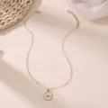 Detailaufnahme einer Goldkette mit weißem Muschelanhänger, elegantes modisches Accessoire. - Weiße Muschel (NZ3378beike)