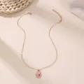 Goldene Halskette Detail mit einem rosa Emaille ovalen Schmetterlingsanhänger filigran. - Rosa Schmetterling (NZ3378qianzise)
