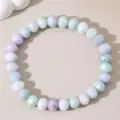 Detailansicht eines bunten facettierten Perlenarmbands mit geometrischen Glasperlen. - Stil A