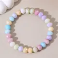 Buntes facettiertes Perlenarmband Detail mit Pastelltönen und geometrischer Glasperlen Textur. - Stil B
