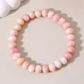 Nahaufnahme des facettierten rosa Perlenarmbands, stilvoller bunter Glas Schmuck für Damen. - Stil C