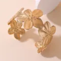 Goldener Metall Blumen Armreif Detailansicht, elegantes offenes Armband für Damen Schmuck. - Blumen Patchwork Stil (BZ2152-A) / Gold