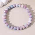 Nahaufnahme des bunten facettierten Perlenarmbands auf neutralem Hintergrund, fein. - Stil D