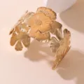 Goldfarbenes Blumen Metall Manschettenarmband, breiter Statement Modeschmuck für Damen. - Breiter Hohler Blumen Stil (BZ2152-B) / Gold