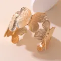 Detailansicht des breiten goldenen Armreifs mit hohlem Schmetterlingsmotiv für Damen. - Hohler Schmetterling Verbunden Stil (BZ2152-C) / Gold