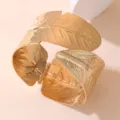 Goldenes Metall Feder breiter Armreif offenes Scharnier Mode Schmuck Damen Alltag kleiden - Hohle Feder Form Stil (BZ2152-E) / Gold