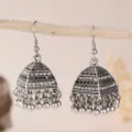 Vintage Indian Jhumka σκουλαρίκια με λεπτομερή παραδοσιακά σκαλίσματα και λαμπερά στρας. - Κωνικό Στυλ Κλουβί με Μακριά Φούντα (EZ5441) / Αντίκα Ασημί