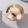 Nahaufnahme des goldenen unregelmäßigen glatten geometrischen Rings mit Metalltextur. - 3D Unregelmäßiger Runder Ball Stil (RZ0835-B)