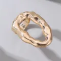 Nahaufnahme eines unregelmäßigen goldenen Lava-Rings, geometrischer Statement-Ring. - Glatter Lava Offener Stil (RZ0835-C)