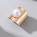 Goldener breiter Statement-Ring mit einer klassischen weißen Kunstperle für moderne Frauen. - Breites Band Künstliche Perle Offener Stil (RZ0835-E)