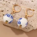 Retro blau-weiße Porzellan Kugel Ohrringe mit goldenen Ohrhaken für Damen im Stil. - Perlen-Anhänger-Stil / Blau-Weißes Muster-Rundperle-Hebelrücken (EZ5252lanbai-4)