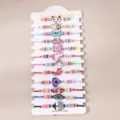 Set aus 12 bunten geflochtenen Perlenarmbändern mit süßen Tieranhängern und geometrischen Mustern. - BZ1952 Stil