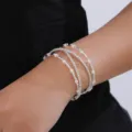 Mehrlagiges silbernes Strass- und Perlen-Armband als offene Armschmuck Variante fur Damen. - Mehrschichtige Krallenkette Offener Stil (BZ1972) / Silber