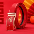 Cintura in pelle rossa da uomo con fibbia automatica dorata, design serpente festivo - Benedizione del serpente d'oro - rosso