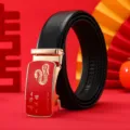 Cintura uomo pelle nera con fibbia automatica dorata, design serpente rosso regalo festa. - Benedizione del serpente d'oro - nero