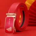 Cintura rossa da uomo con fibbia automatica dorata e design a vela portafortuna elegante - Vento in Poppa Rosso